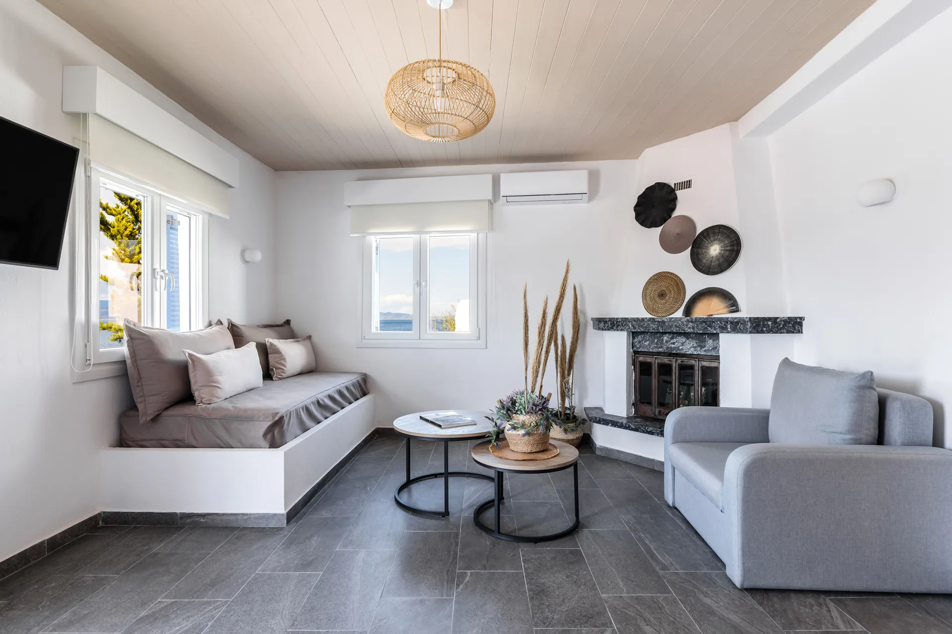 Tiara Holidays - Bay View Suites - Premium Suite - living room